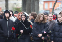 Трогательные моменты прощания с Павлом Ивлевым при участии Максима Урядова и ОМОНа Церемония прощания с рэпером Пашей Техником в храме Петра и Павла в Лефортово