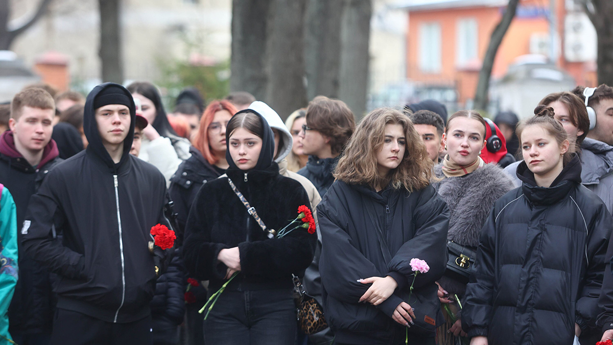 Мать Паши Техника разрыдалась, когда его гроб вынесли из храма