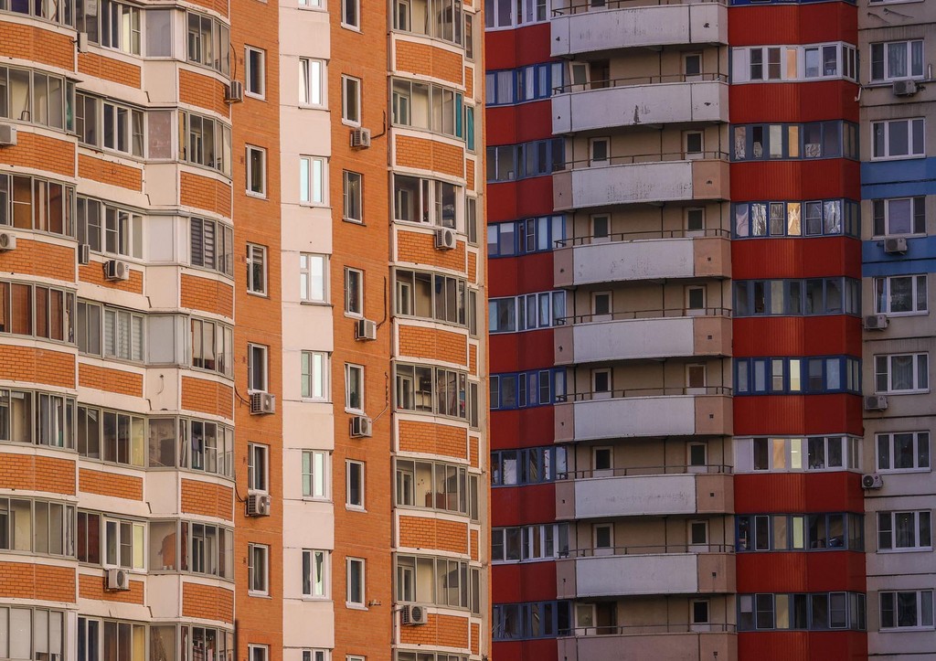 Школьник поймал на лету выпавшего с девятого этажа ребенка