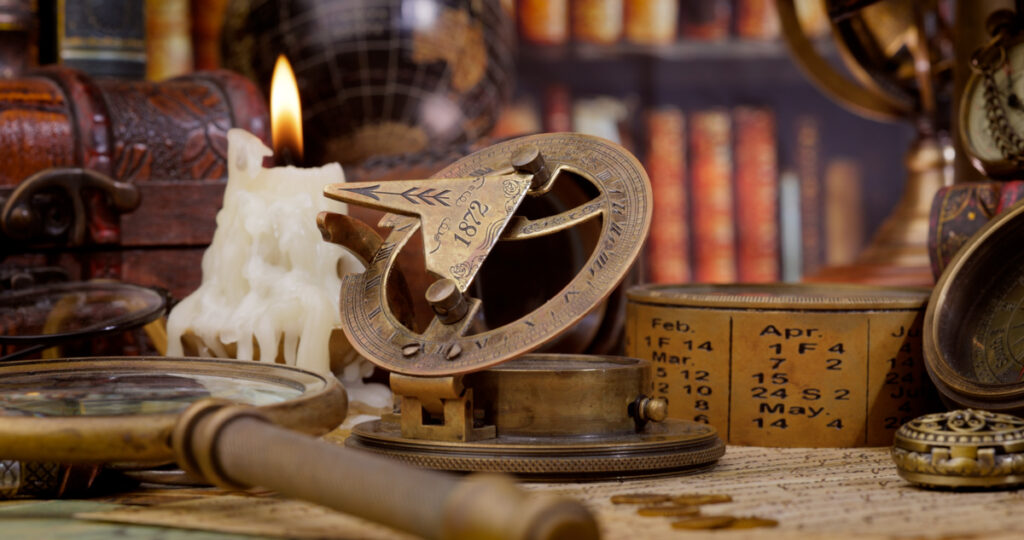 Винтажный старый компас и другие винтажные предметы на столе