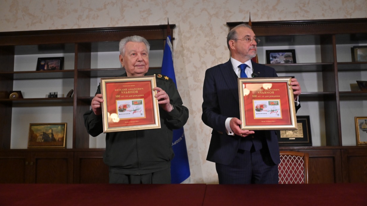 Генерал армии Виктор Ермаков (слева) и председатель Совета директоров Национальной ассоциации «Мегапир» Александр Каньшин показывают почтовые карточки, посвященные столетию со дня рождения Героя Советского Союза Виталия Ульянова