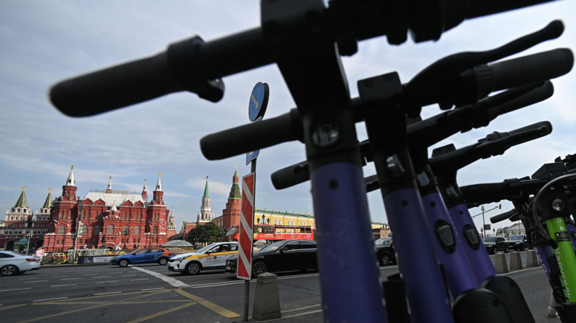 Baza: в Москве вынесли штраф в 100 тысяч рублей за проезд на самокате с ребёнком