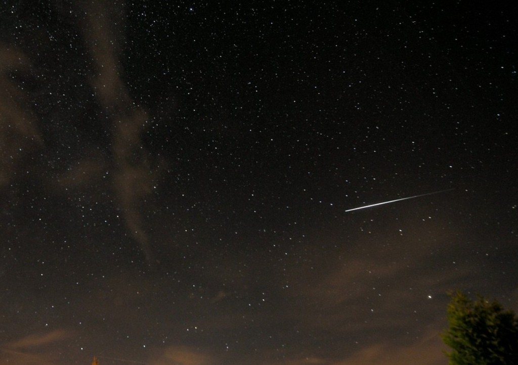 Пролетающий над Дубаем огромный светящийся шар сняли на видео