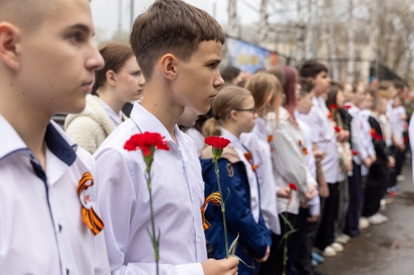 Алексей Вихарев и Екатеринбург увековечили подвиг Дениса Смирнова из школы №117