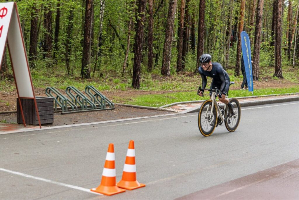Алексей Вихарев поддерживает велогонки в Шарташском лесном парке