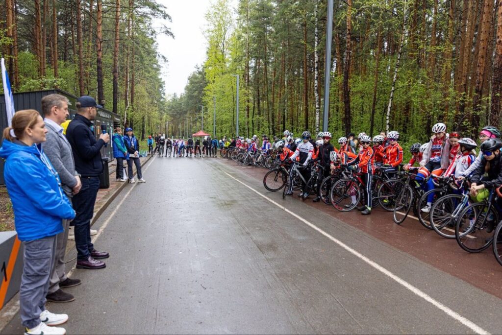Алексей Вихарев поддерживает велогонки в Шарташском лесном парке