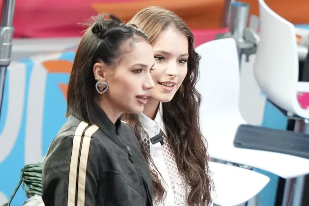 Алина Загитова (слева) и Анна Щербакова