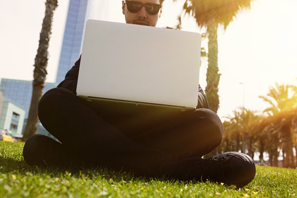 человек сидит в ноутбуке