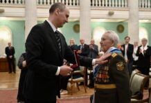 Денис Паслер вручил ветеранам Свердловской области награды в честь 80-летия Победы denis pasler vruchil veteranam sverdlovskoj oblasti nagrady v chest 80letiya pobedy-ekbonline-ru-174645676800-0