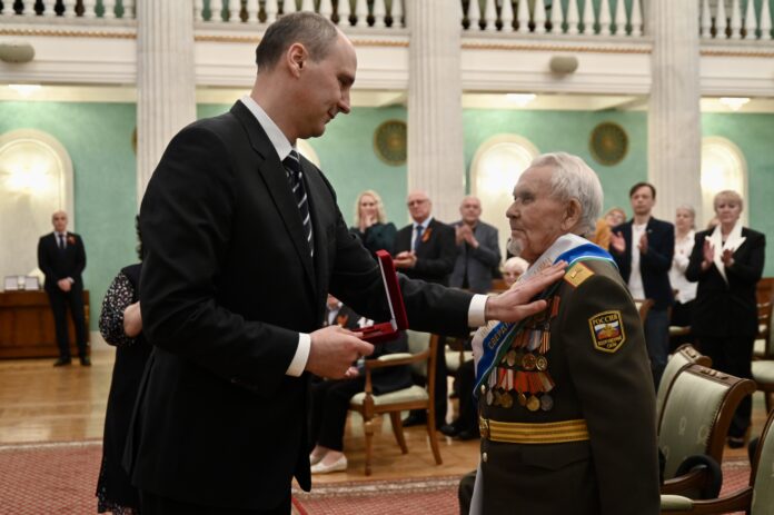 Денис Паслер вручил ветеранам Свердловской области награды в честь 80-летия Победы-0
