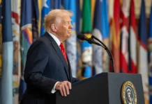 Дональд Трамп угрожает массовой депортацией украинцев, ставя под вопрос судьбу Зеленского и отношения США с Евросоюзом donald tramp ugrozhaet massovoj deportacziej ukrainczev stavya pod vopros sudbu zelenskogo i otnosheniya ssha s evrosoyuzom-ekbonline-ru-174774228200-0