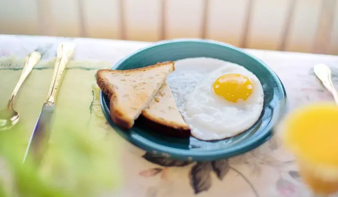 "Заражаются и взрослые, и дети": Врач предупредила о риске употребления яиц