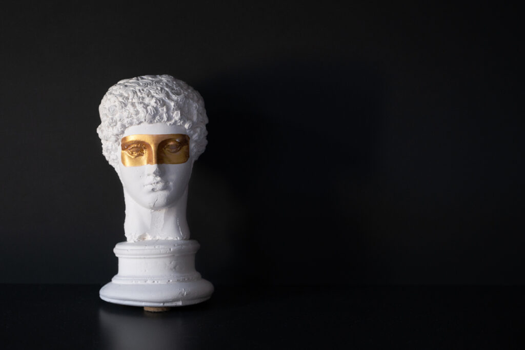Классический белый бюст с золотыми масками для глаз на черном фоне
