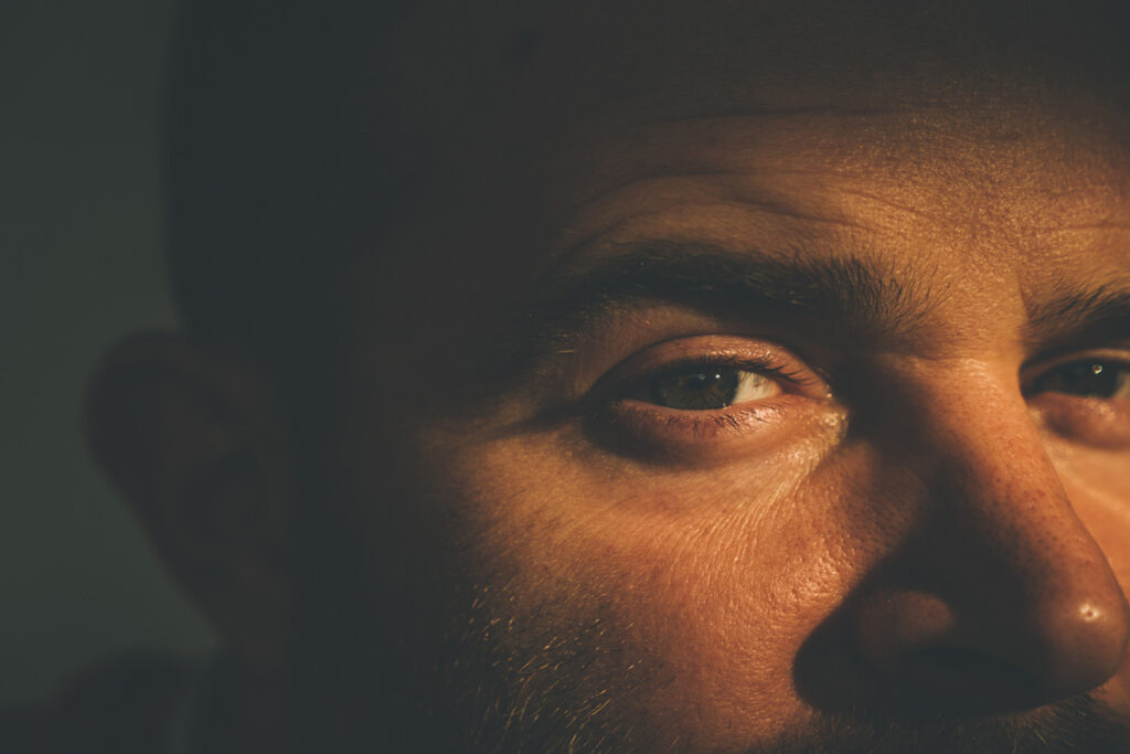 Крупный план мужского глаза