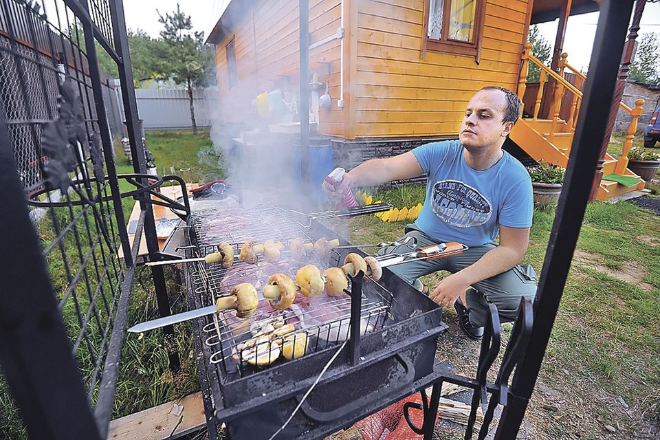 Расстояние от мангала до дома должно быть не меньше пяти метров.