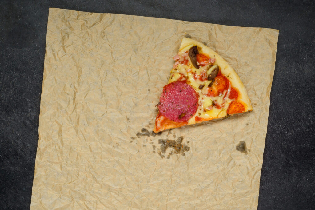 Один кусок пиццы на бумаге