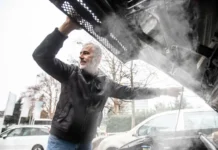 pyotr bakanov i yan hajczeer dayut sovety po zashhite avto ot peregreva letom-ekbonline-ru-174800561400-0