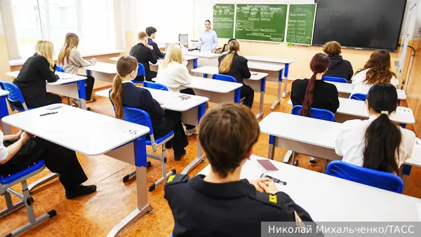 Школьникам запретили сдавать ЕГЭ за круглыми столами