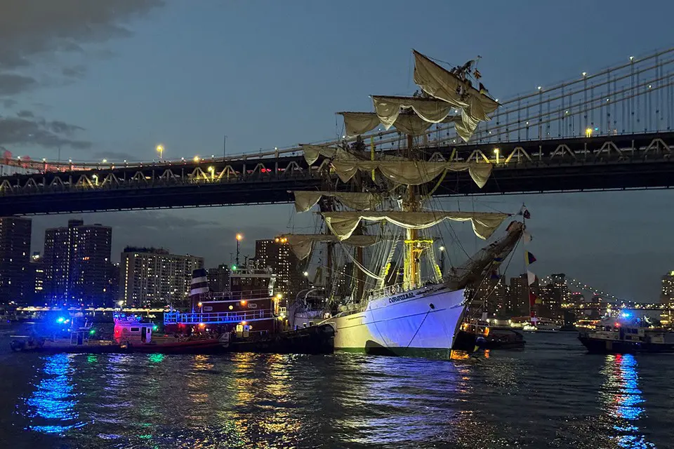 Парусное судно ВМС Мексики Cuauhtemoc на полном ходу врезалось в Бруклинский мост.