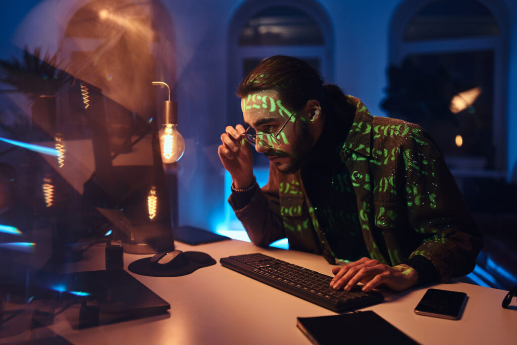 сосредоточенный на работе компьютерный специалист