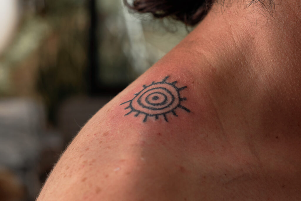 татуировка слеза на плече