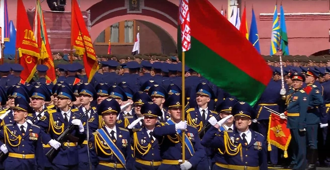 Парадные расчеты 13 иностранных государств прошли торжественным маршем по Красной площади | Источник: прямая трансляция ТАСС от 09.05.2025