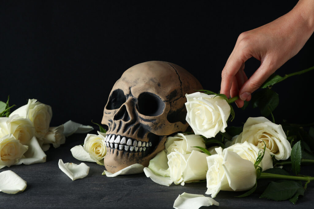 Череп в лепестках белых роз