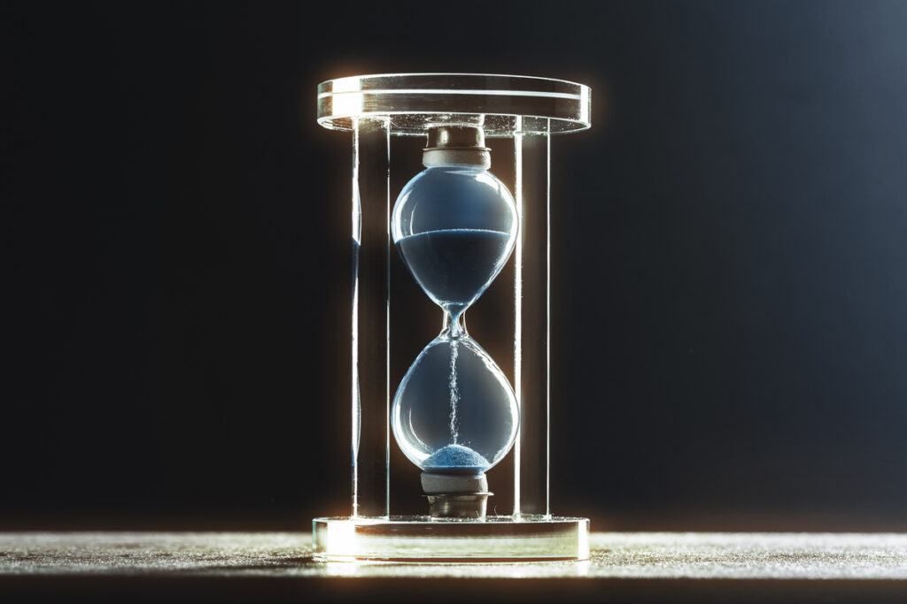 Песочные часы на темном фоне