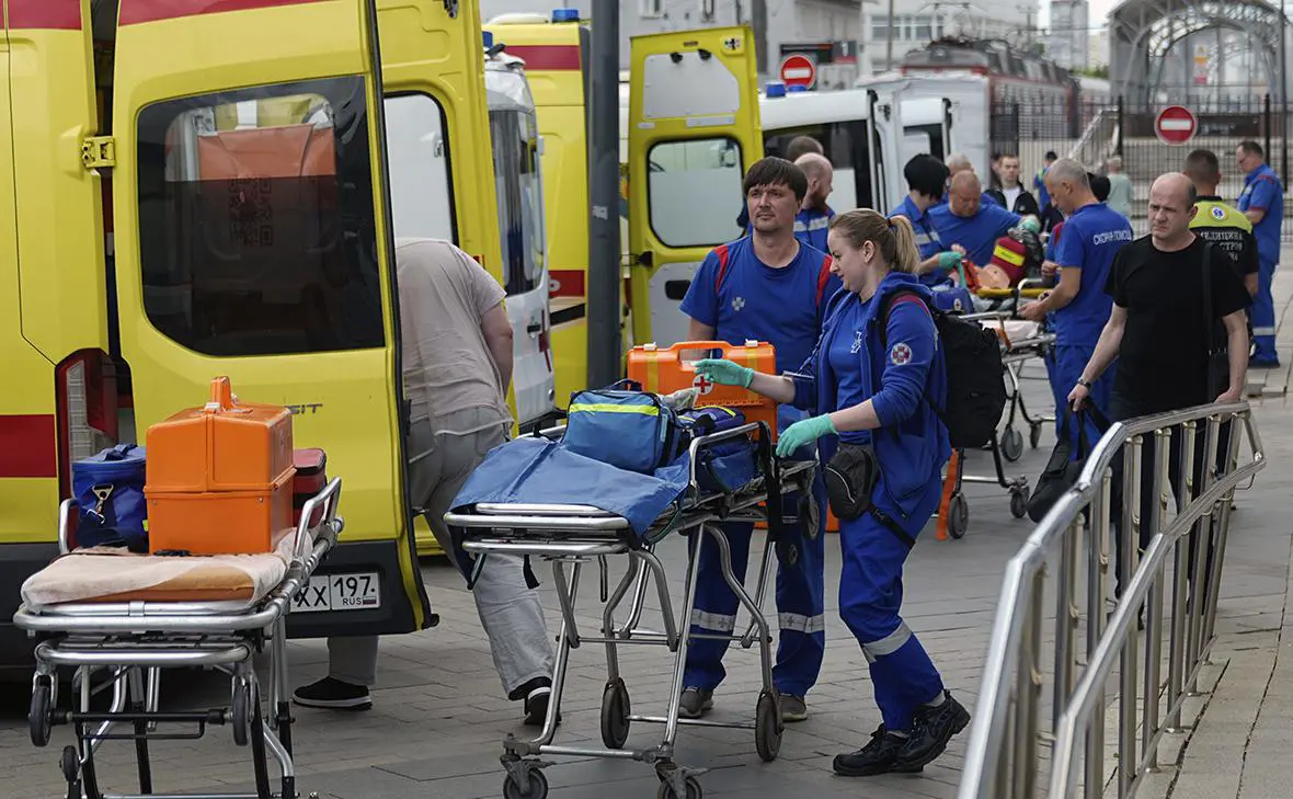 Сотрудники скорой помощи на Киевском вокзале ждут прибытия пострадавших в результате обрушения моста в Брянской области (AP / ТАСС)