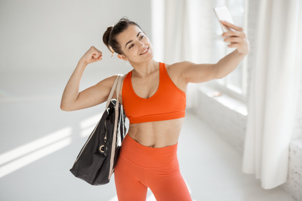 Sports woman making selfie photo at gym - ekbonline спортивная женщина делает селфи