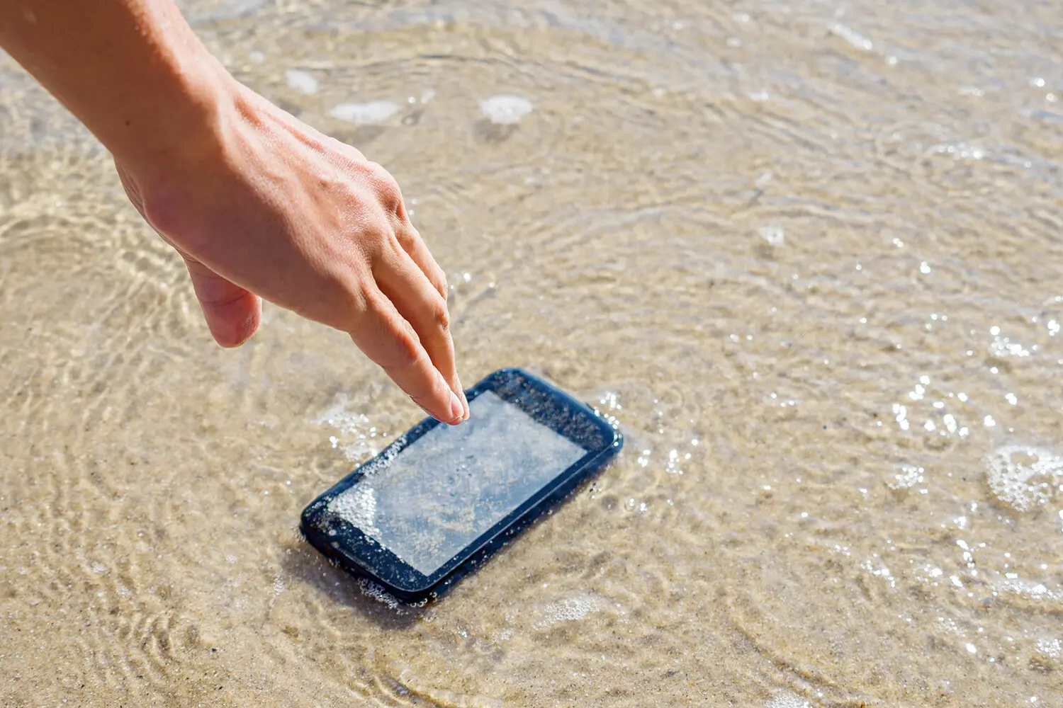 Способы спасения iPhone или Samsung после контакта с водой-0