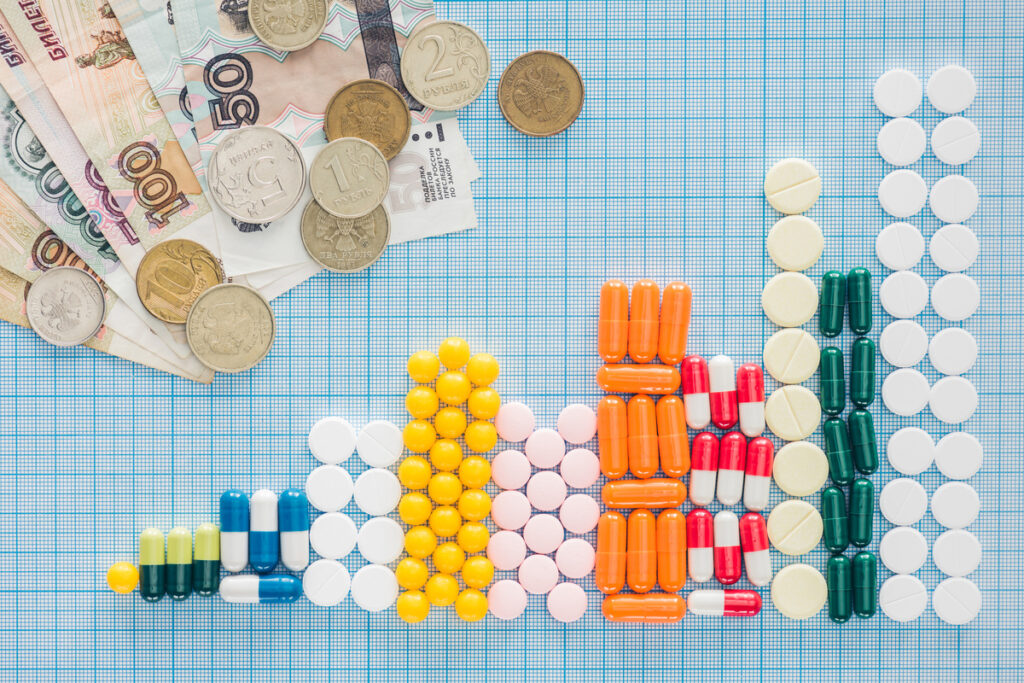 Таблетки рядом с деньгами