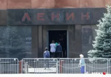 Тысячи людей спешат на Красную площадь увидеть Мавзолей Ленина перед реставрацией! tysyachi lyudej speshat na krasnuyu ploshhad uvidet mavzolej lenina pered restavracziej-ekbonline-ru-0