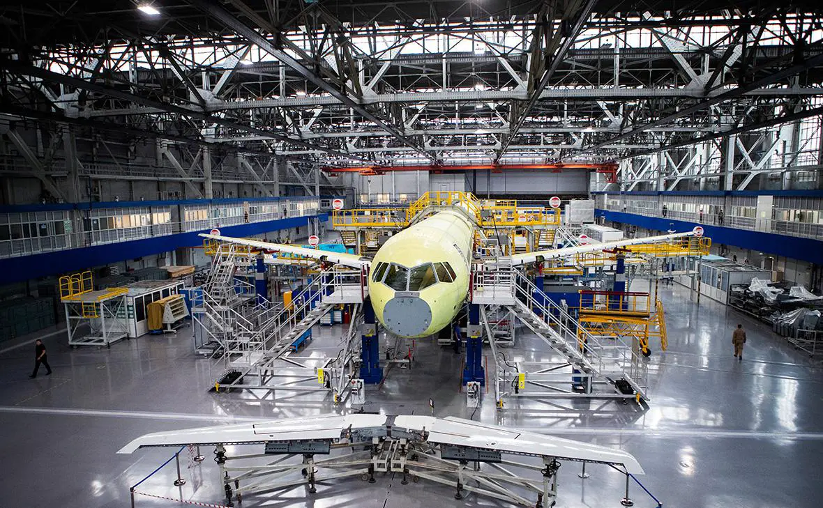 Сборка фюзеляжей самолета МС-21 на Иркутском авиационном заводе (Нина Падалко / РИА Новости)