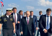 Владимир Путин наградил Константина Аксенова за командование фрегатом "Адмирал Григорович" и применение "Калибра" vladimir putin nagradil konstantina aksenova za komandovanie fregatom admiral grigorovich i primenenie kalibra-ekbonline-ru-0