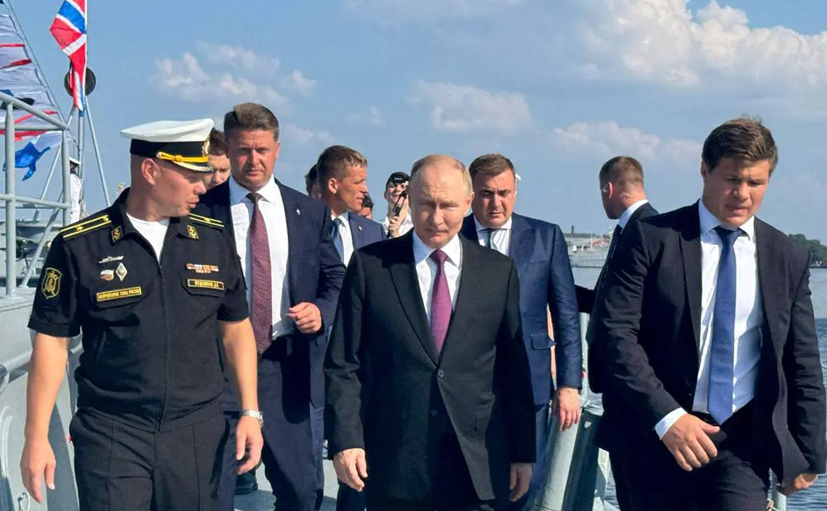 Владимир Путин (в центре) (Администрация Президента России)