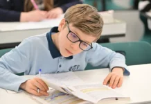 Анатолий Вассерман и Оксана Кляпка обсуждают логику у детей в школах «КвантУм» и Министерстве просвещения России anatolij vasserman i oksana klyapka obsuzhdayut logiku u detej v shkolah kvantum i ministerstve prosveshheniya rossii-ekbonline-ru-0