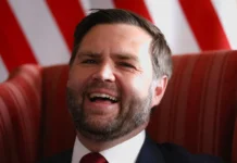 Джей Ди Вэнс проводит семейный отдых в Диснейленде, Колизее и Тадж-Махале dzhej di vens provodit semejnyj otdyh v disnejlende kolizee i tadzhmahale-ekbonline-ru-0