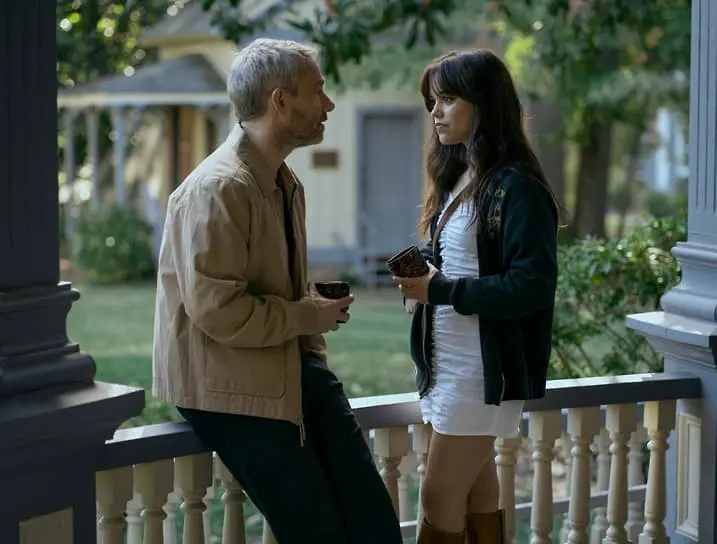 Известная по главной роли в сериале «Уэнсдей» Дженна Ортега в новом фильме так инфернальной дочуркой сатанинской семьи и осталась, пусть и зовется теперь Кайро