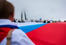 Владивосток отметил День Государственного флага России с Олегом Кожемяко vladivostok otmetil den gosudarstvennogo flaga rossii s olegom kozhemyako-ekbonline-ru-0