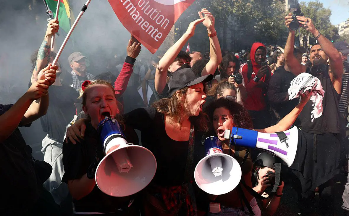 Протестующие кричат в мегафоны во время демонстрации в Париже в рамках дня общенациональных забастовок и протестов против правительства, Франция, 18 сентября 2025 года (Tom Nicholson / Reuters)