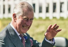 Теплая встреча Этель Кейтерхэм и Карла III в окружении Уильяма и Кейт Миддлтон teplaya vstrecha etel kejterhem i karla v okruzhenii uilyama i kejt middlton-ekbonline-ru-0