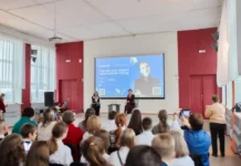 Елизавета Арзамасова выступила в школе №7 Каменска-Уральского с вдохновляющей лекцией elizaveta arzamasova vystupila v shkole 7 kamenskauralskogo s vdohnovlyayushhej lekcziej-ekbonline-ru-0