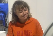 Грета Тунберг и флотилия стойкости демонстрируют оптимизм в Израиле greta tunberg i flotiliya stojkosti demonstriruyut optimizm v izraile-ekbonline-ru-0