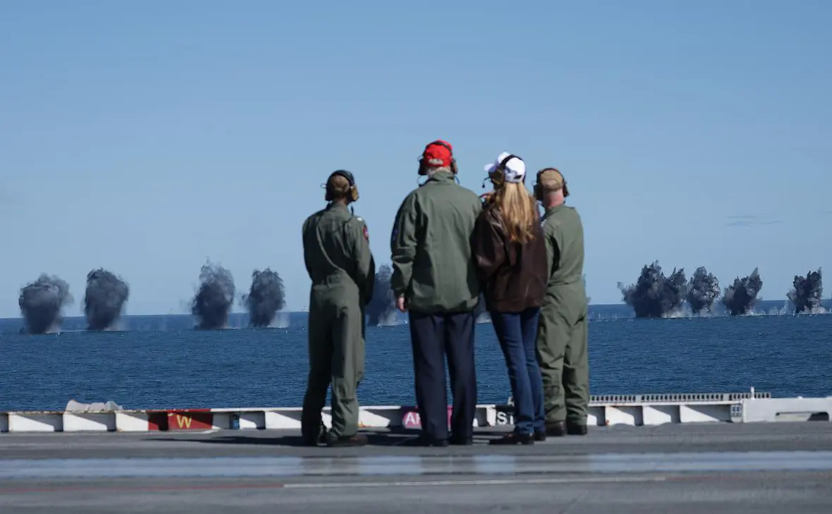 Дональд и Мелания Трамп (в центре) (Alex Wong / Getty Images)