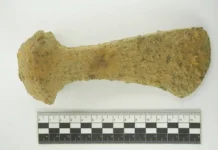 Уникальная археологическая находка мерянского топора в Ростовском кремле unikalnaya arheologicheskaya nahodka meryanskogo topora v rostovskom kremle-ekbonline-ru-0