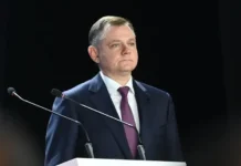 В Батайске Юрий Слюсарь разрешил возвращение в уцелевшие квартиры после удара БПЛА v batajske yurij slyusar razreshil vozvrashhenie v uczelevshie kvartiry posle udara bpla-ekbonline-ru-0