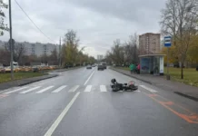 В Москве курьер на электромопеде столкнулся с пенсионеркой на переходе v moskve kurer na elektromopede stolknulsya s pensionerkoj na perehode-ekbonline-ru-0