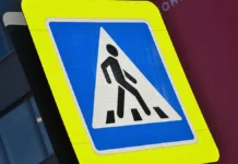 В Воронеже после ДТП с автомобилями «Нива» и Renault упал дорожный знак v voronezhe posle dtp s avtomobilyami niva i upal dorozhnyj znak-ekbonline-ru-0