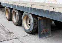 Во Владивостоке произошло захватывающее ДТП с большегрузами vo vladivostoke proizoshlo zahvatyvayushhee dtp s bolshegruzami-ekbonline-ru-0